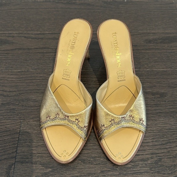 Town Shoes vintage gold kitten mules size 37 - Picture 2 of 4